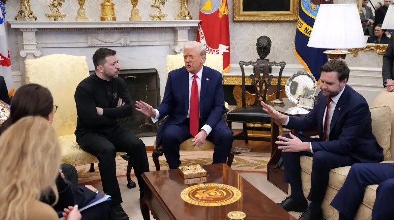 Volodymyr Zelensky, bras croisés, dans le Bureau ovale de la Maison-Blanche.